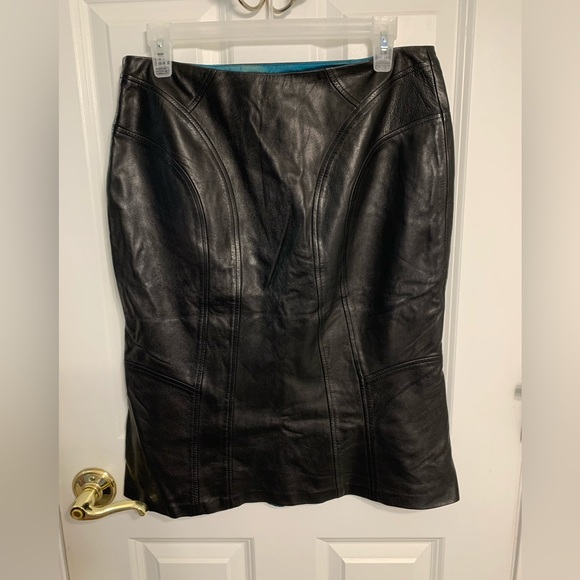 Yigal Azrouel 100% Black Leather Skirt Size 8 Knee Length Fitted Trumpet Bodycon - Picture 3 of 10